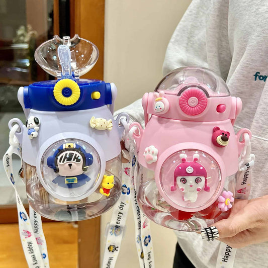 Botella infantil para agua capacidad de 900 ml diseño espacial