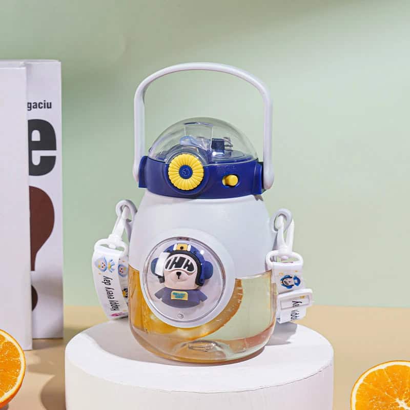 Botella infantil para agua capacidad de 900 ml diseño espacial