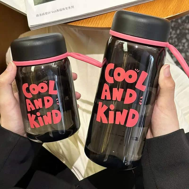 Botella de plástico 500 ml “Cool and Kind” 💧 Liviana, reutilizable y con mensaje que inspira