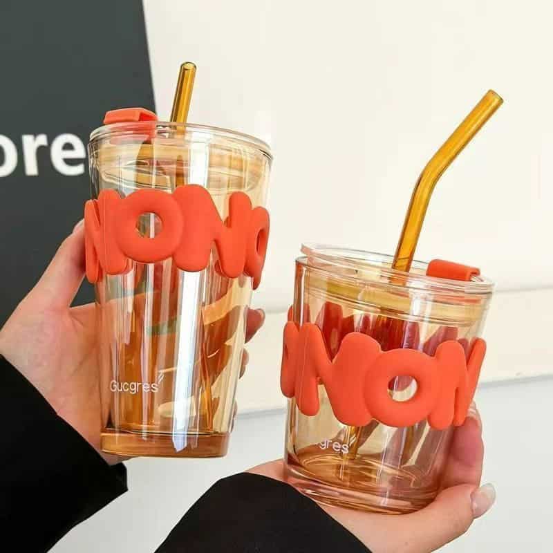 Vaso con tapa y sorbito 450 ml 💥 Diseño divertido, grip 3D y estilo que no se derrama