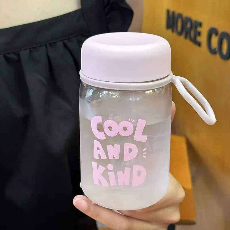 Botella de plástico 500 ml “Cool and Kind” 💧 Liviana, reutilizable y con mensaje que inspira