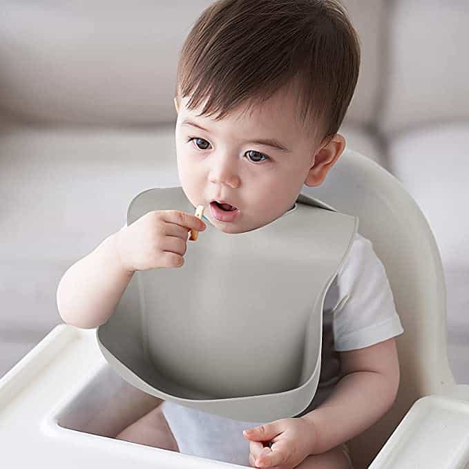 Babero de silicona con bolsillo recolector de comida