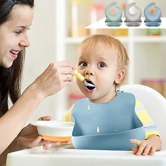 Babero de silicona con bolsillo recolector de comida