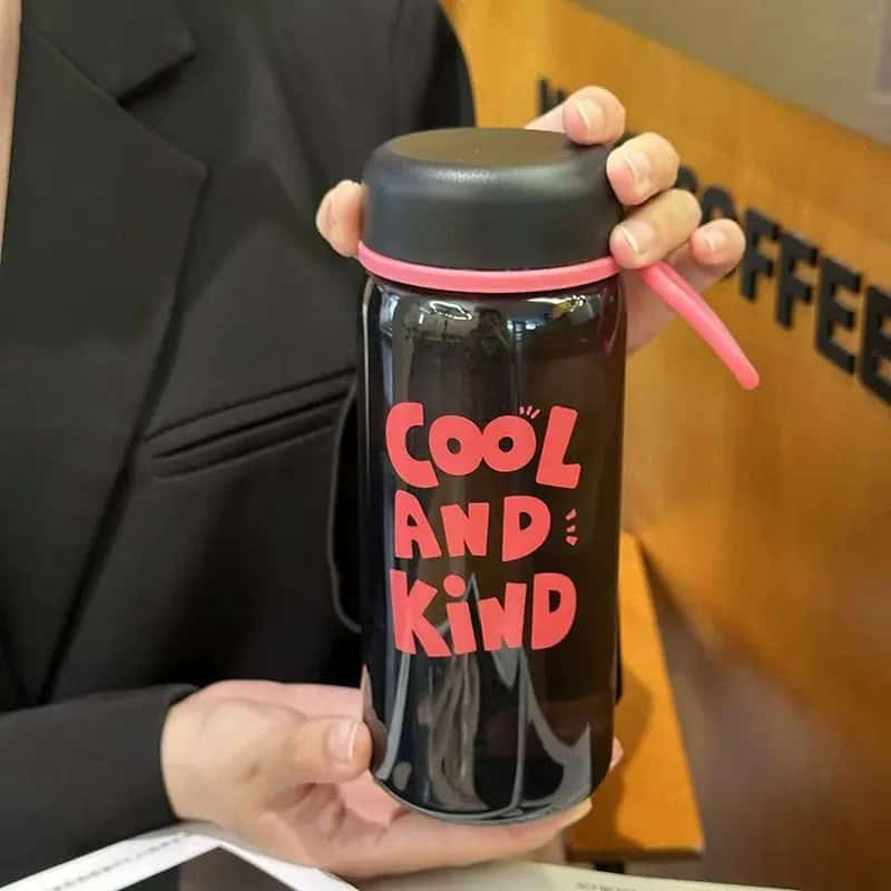 Botella de plástico 500 ml “Cool and Kind” 💧 Liviana, reutilizable y con mensaje que inspira