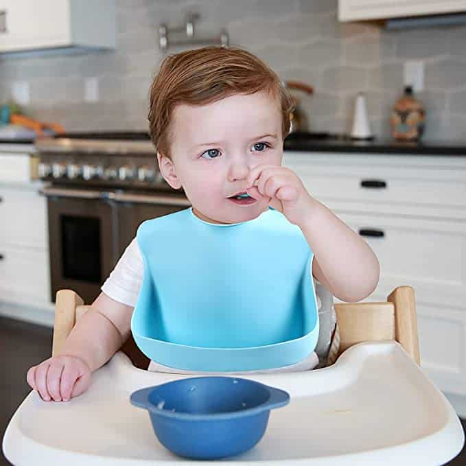 Babero de silicona con bolsillo recolector de comida