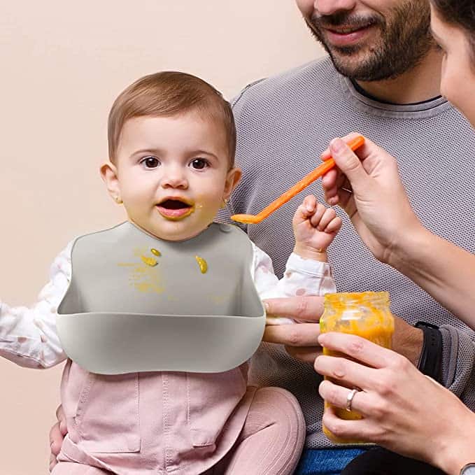 Babero de silicona con bolsillo recolector de comida