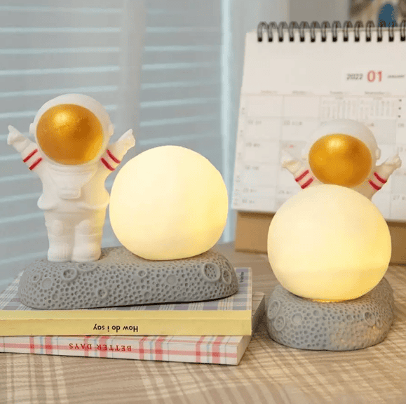 Lámpara Astronauta Lunar - ¡Ilumina tu Espacio con un Toque de Aventura Cósmica! 🚀🌕