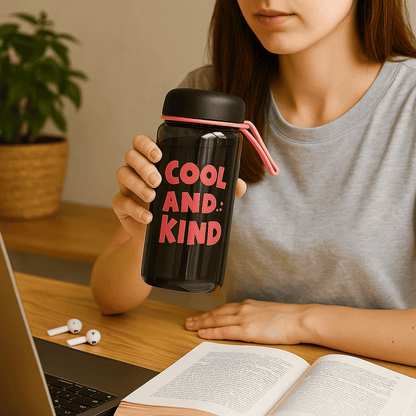 Botella de plástico 500 ml “Cool and Kind” 💧 Liviana, reutilizable y con mensaje que inspira
