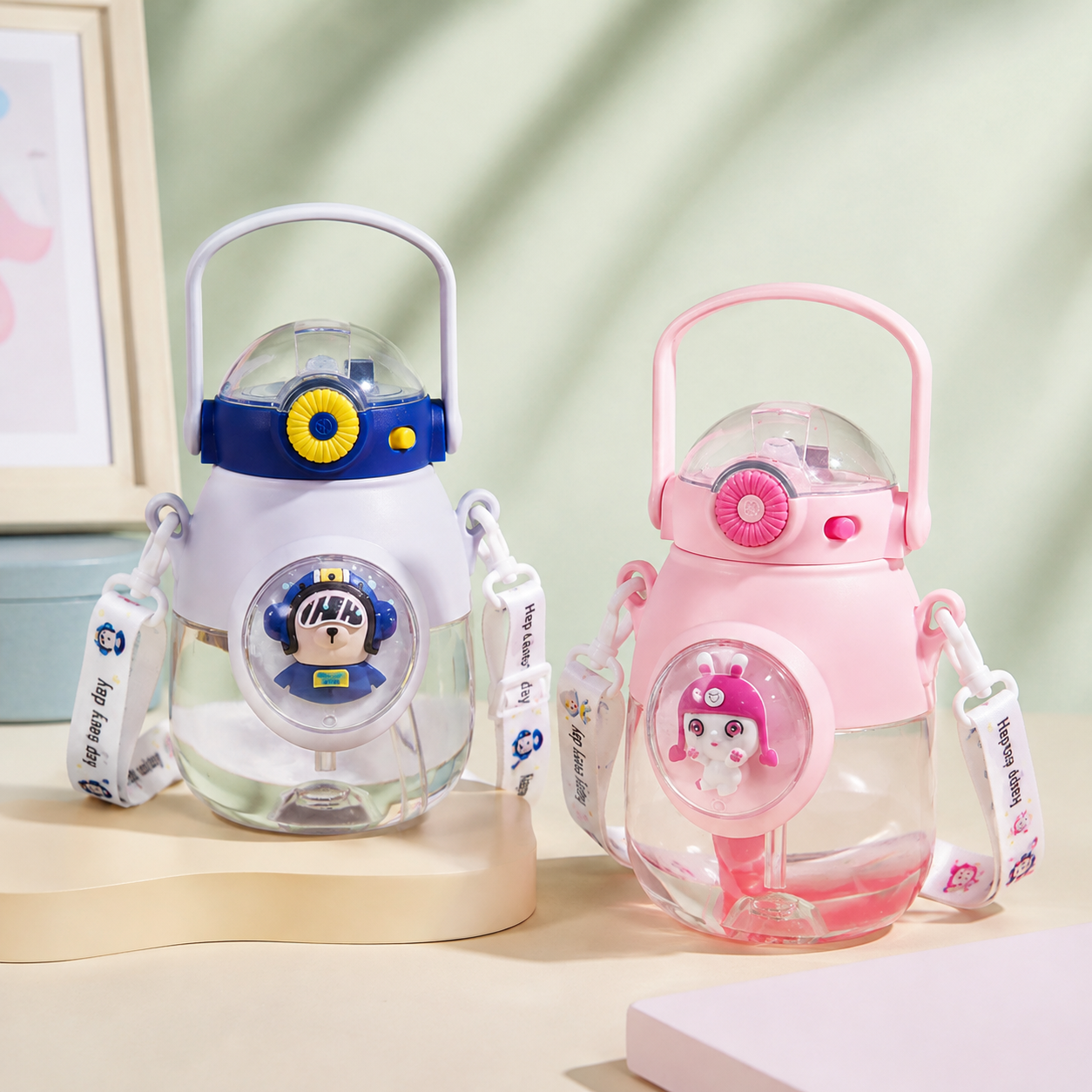 Botella Infantil 900 ml Antiderrame con Sorbito, Botón y Correa – Diseño Espacial