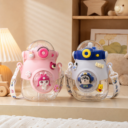 Botella Infantil 900 ml Antiderrame con Sorbito, Botón y Correa – Diseño Espacial