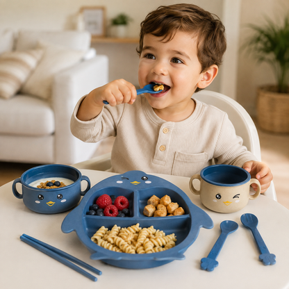 Set de Alimentación Infantil Pingüino de 5 Piezas con Plato Dividido, Bowl con Tapa, Taza y Cubiertos