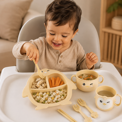Set de Alimentación Infantil Pingüino de 5 Piezas con Plato Dividido, Bowl con Tapa, Taza y Cubiertos